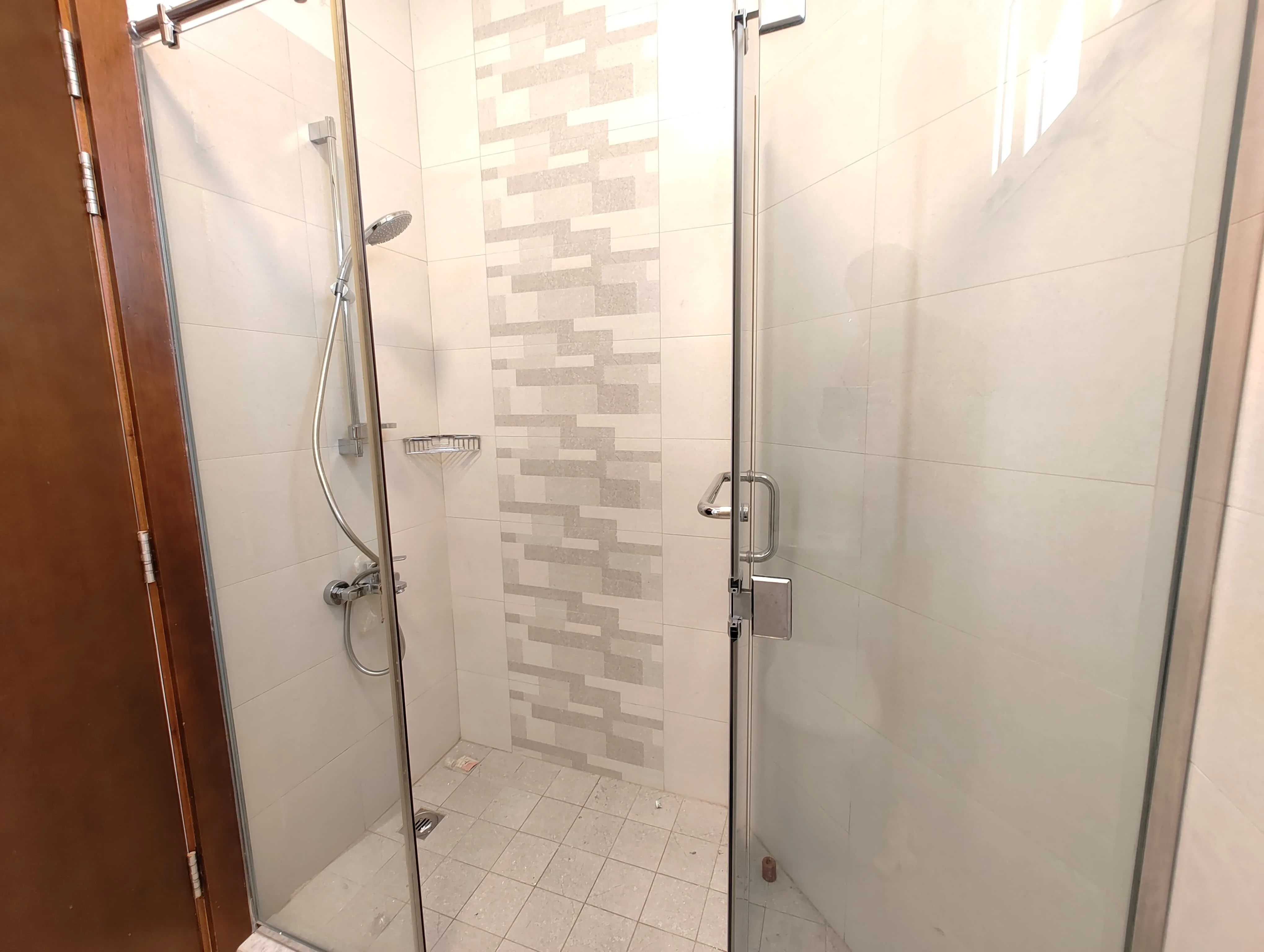 SPACIOUS UF 3BHK APARTMENT NEAR METRO