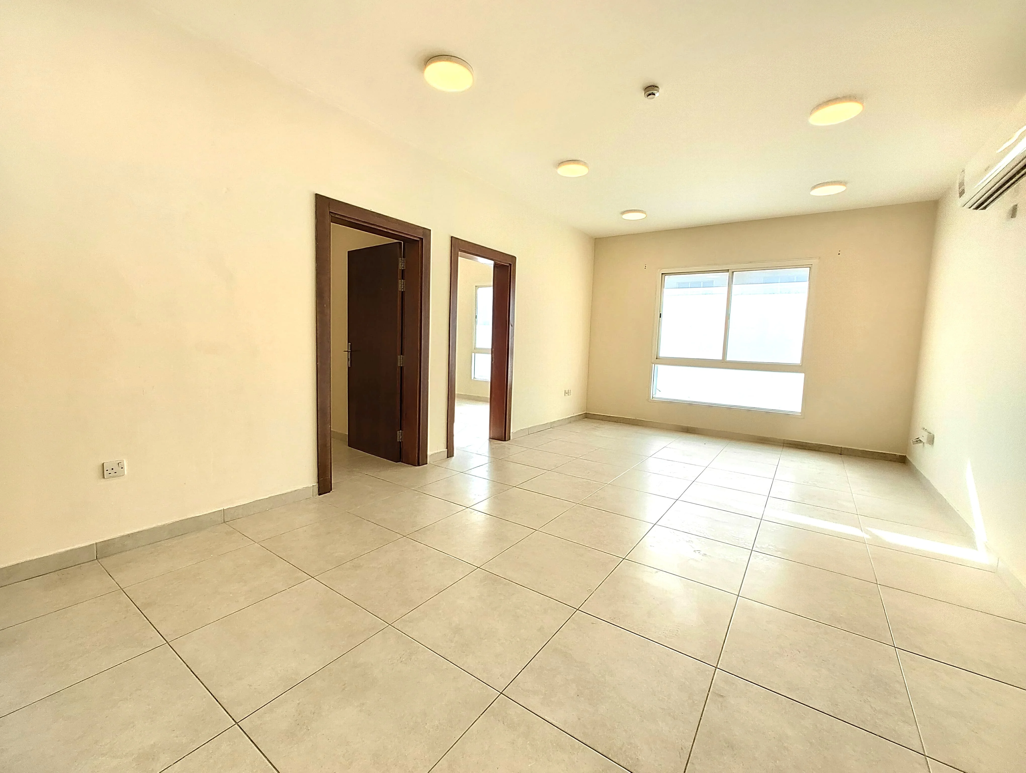 SPACIOUS UF 3BHK APARTMENT NEAR METRO