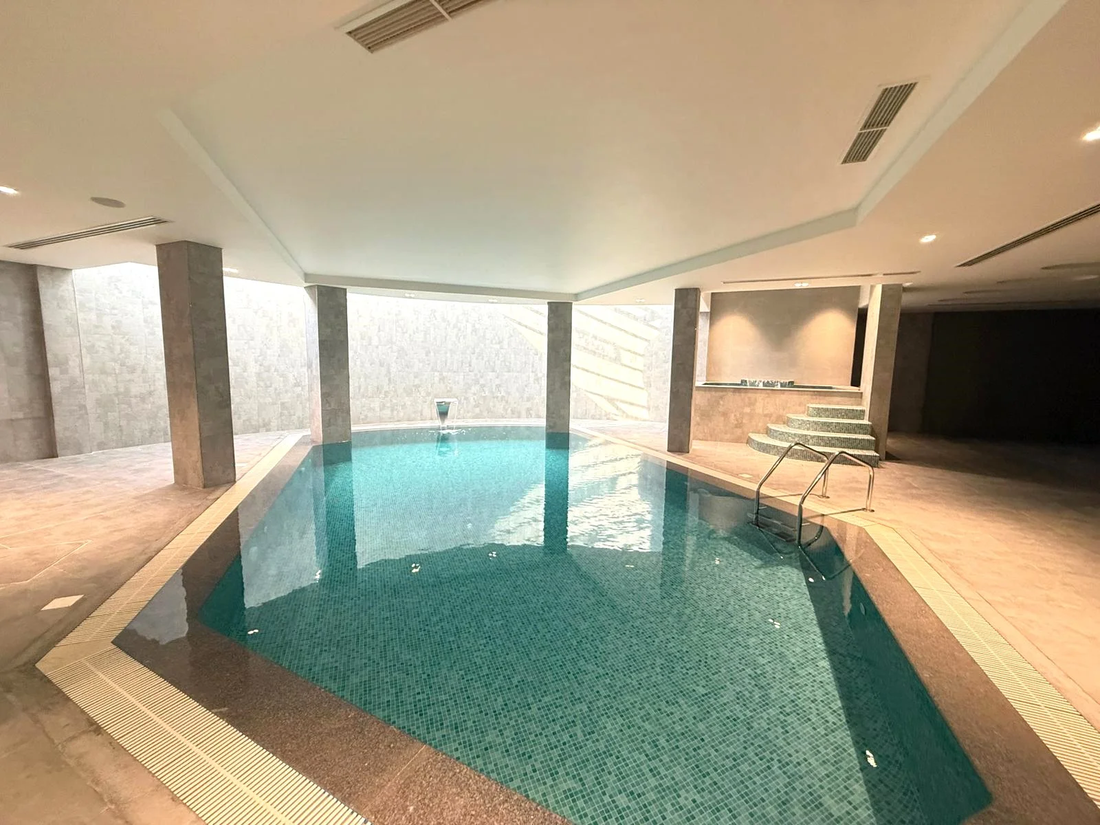 ULTRA-LUXURY CORNER 8BR VILLA WITH POOL & JACUZZI