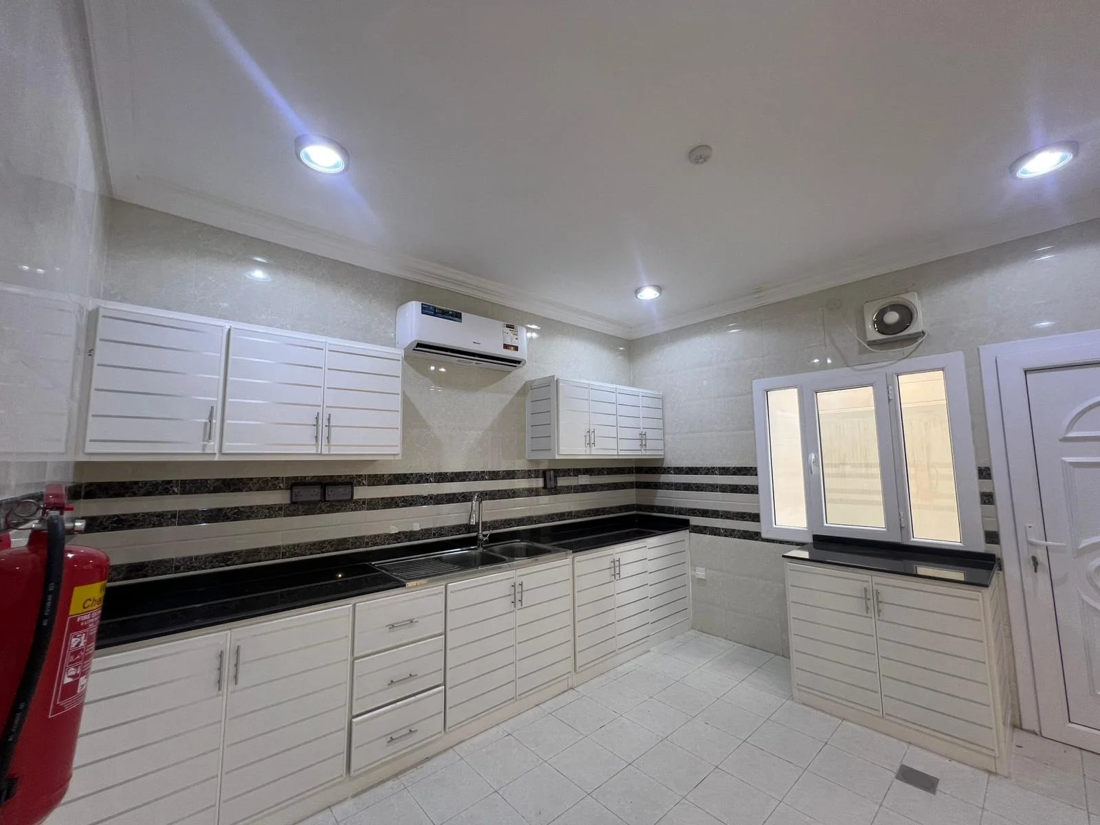 Spacious 5-Bedroom UF Villa for Rent in Muraikh - view 2