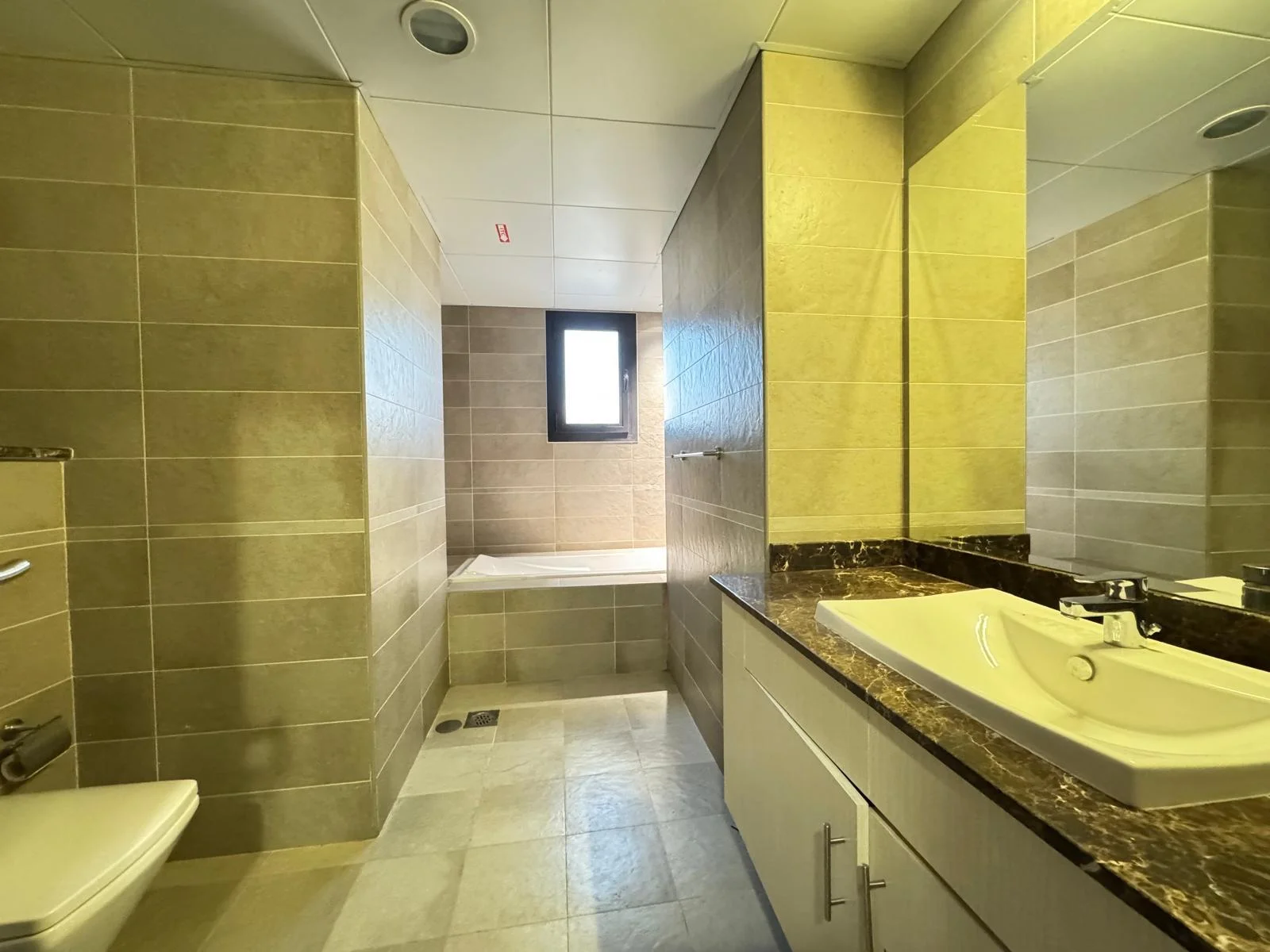 STYLISH MARINA LIVING – SPACIOUS 2BHK APT+BALCONY