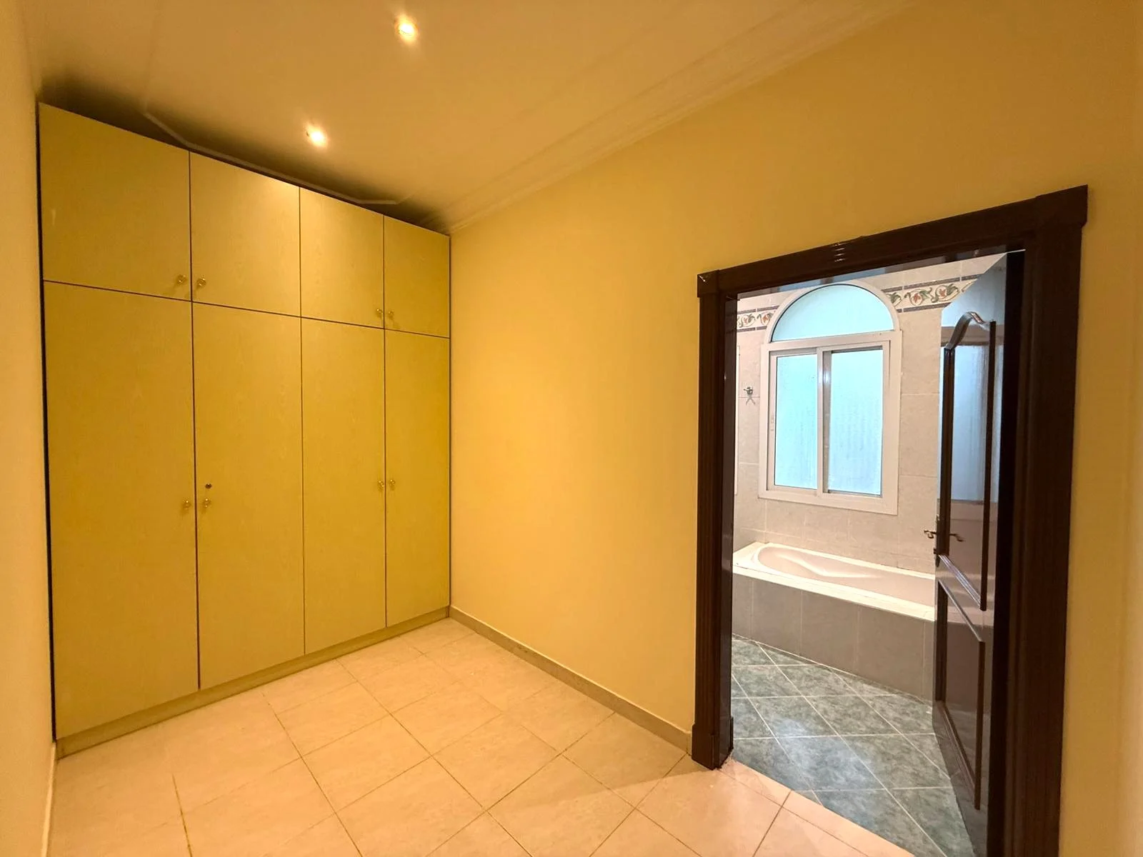 SPACIOUS 5BR CORNER VILLA | WEST BAY-ONAIZA