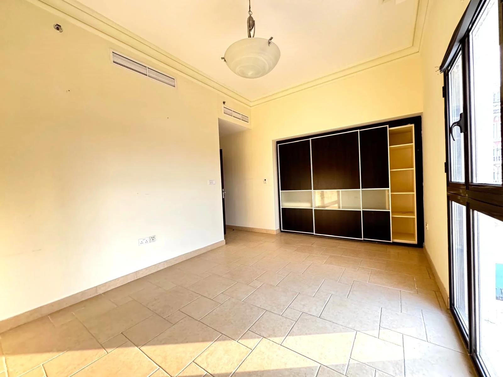 SPACIOUS SF 2BHK APT WITH BALCONY