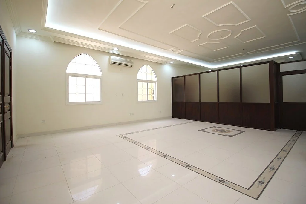 LARGE 10BR VILLA | PRIME LOCATION NEAR KATARA