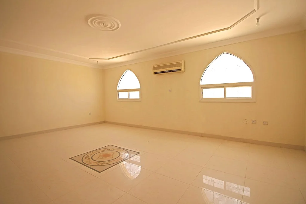 LARGE 10BR VILLA | PRIME LOCATION NEAR KATARA - view 2