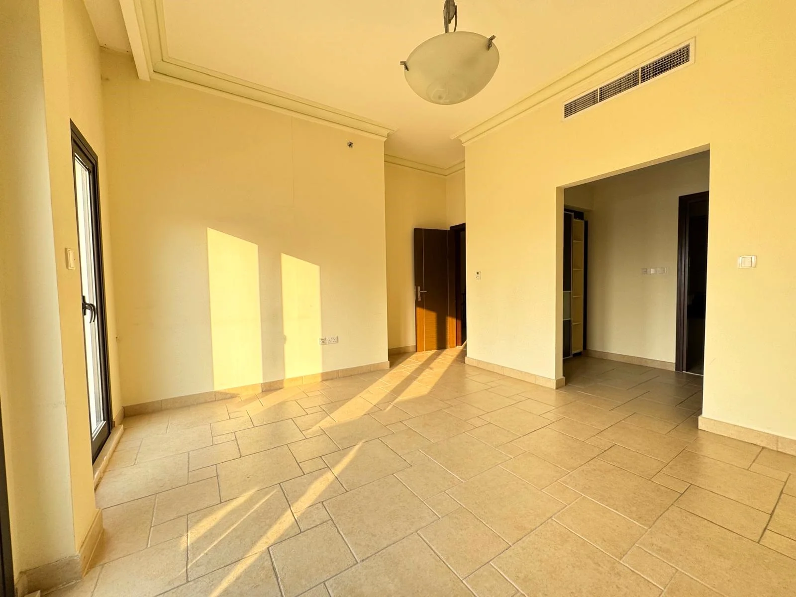 SPACIOUS SF 2BHK APT WITH BALCONY