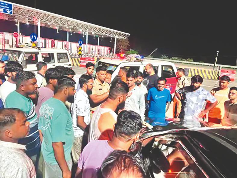 दिल्ली-मुंबई एक्सप्रेस-वे पर पथराव, कारें फोड़ीं