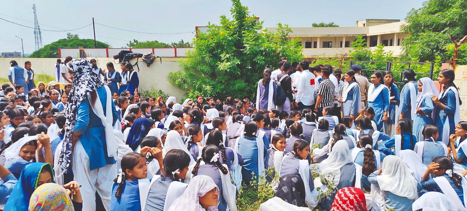 ए सी रूम में… प्रिंसिपल, बच्चों को ‘खुली हवा’ की सलाह