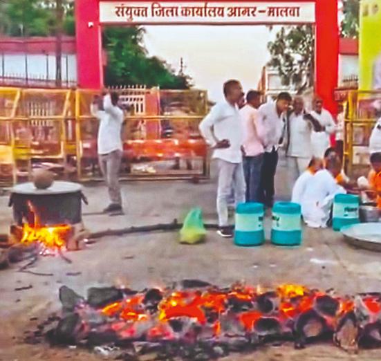 आगर-मालवा में कलेक्टर का घेराव, सड़क पर दाल-बाटी