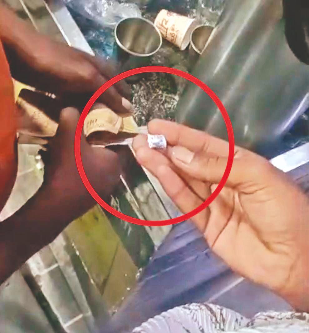 बड़े गांव में बिक रही नशे की पुड़िया...!