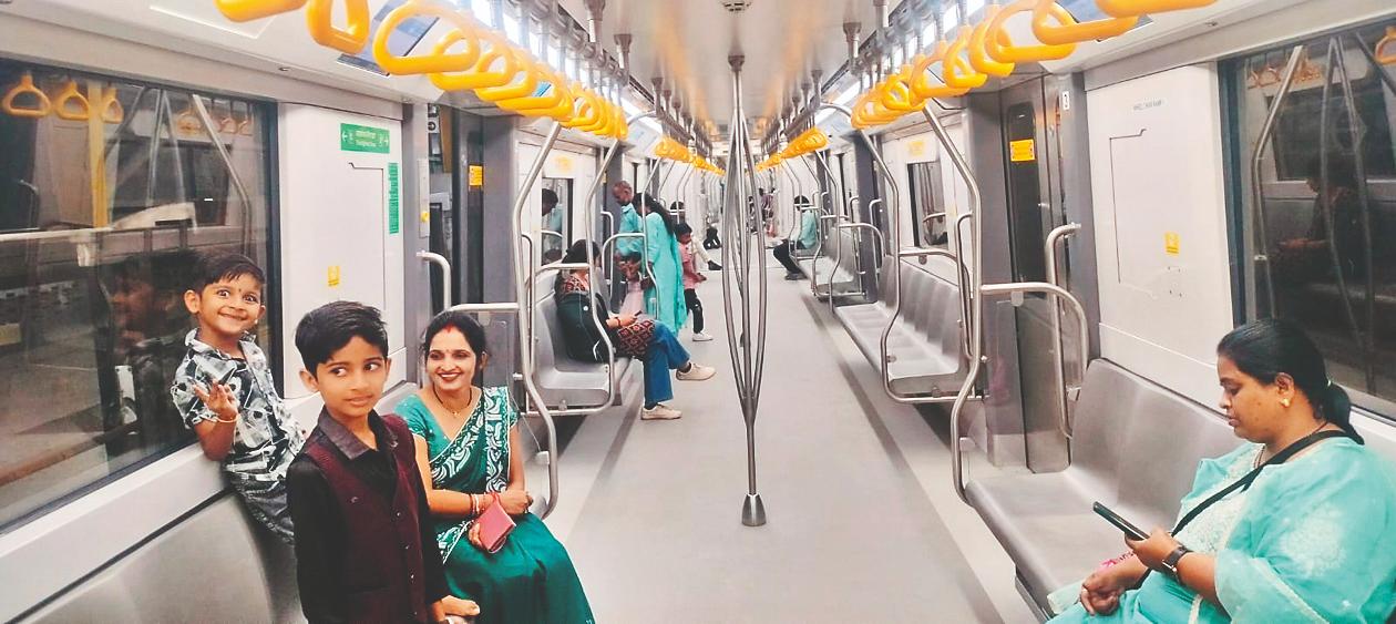 मेट्रो खाली... तफरीह वाले ज्यादा