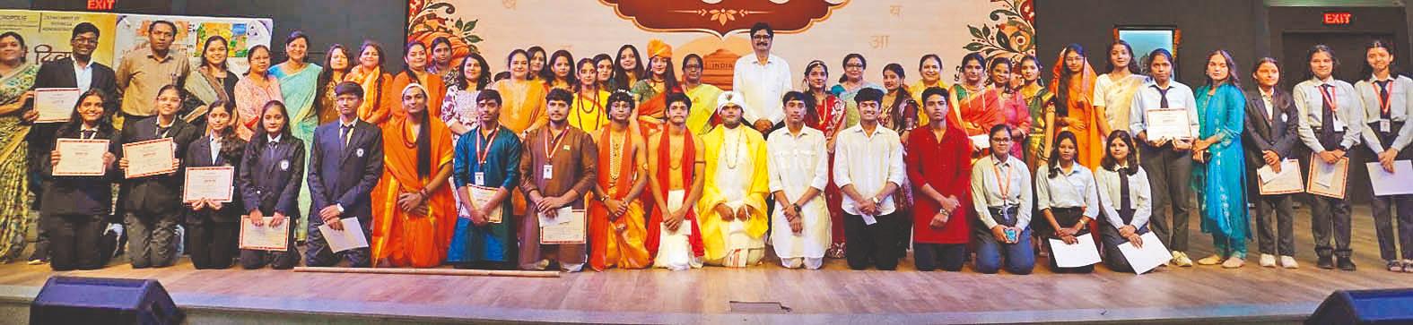 एक्रोपोलिस कॉलेज में निबंध, लेखन, पोस्टर प्रतियोिगता