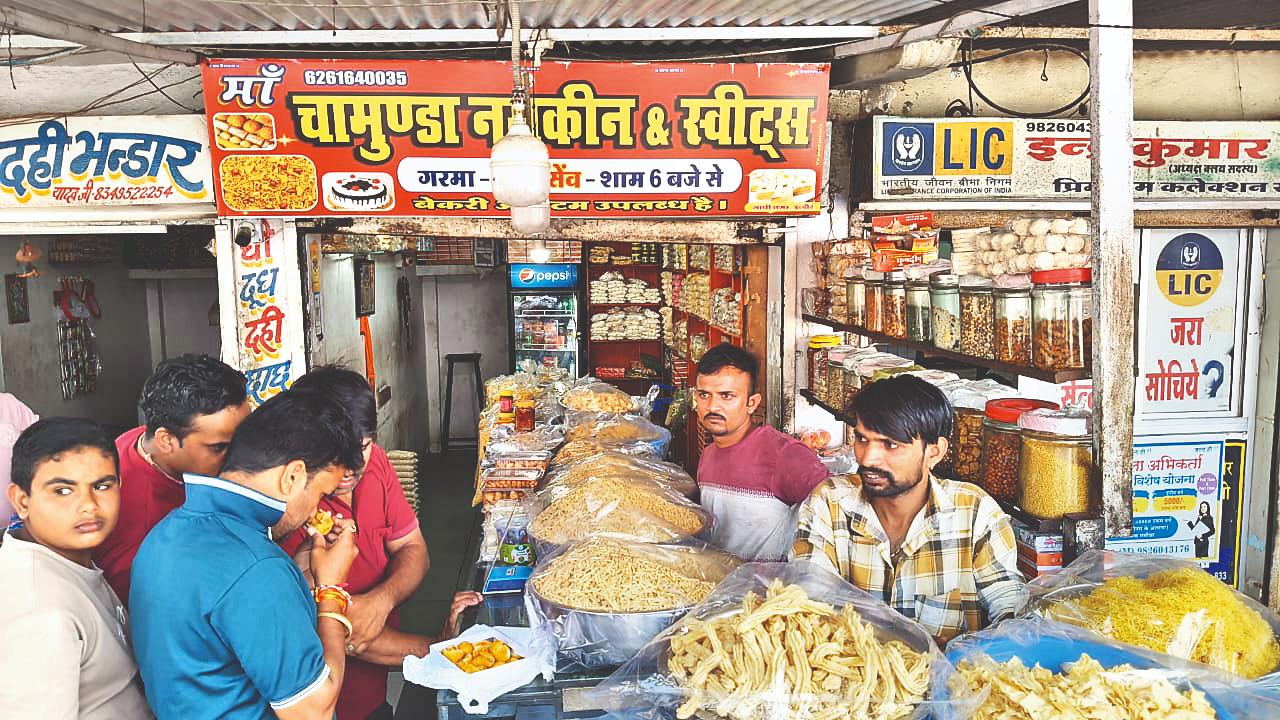 मिठाई में फफूंद... बंद कराई दुकान