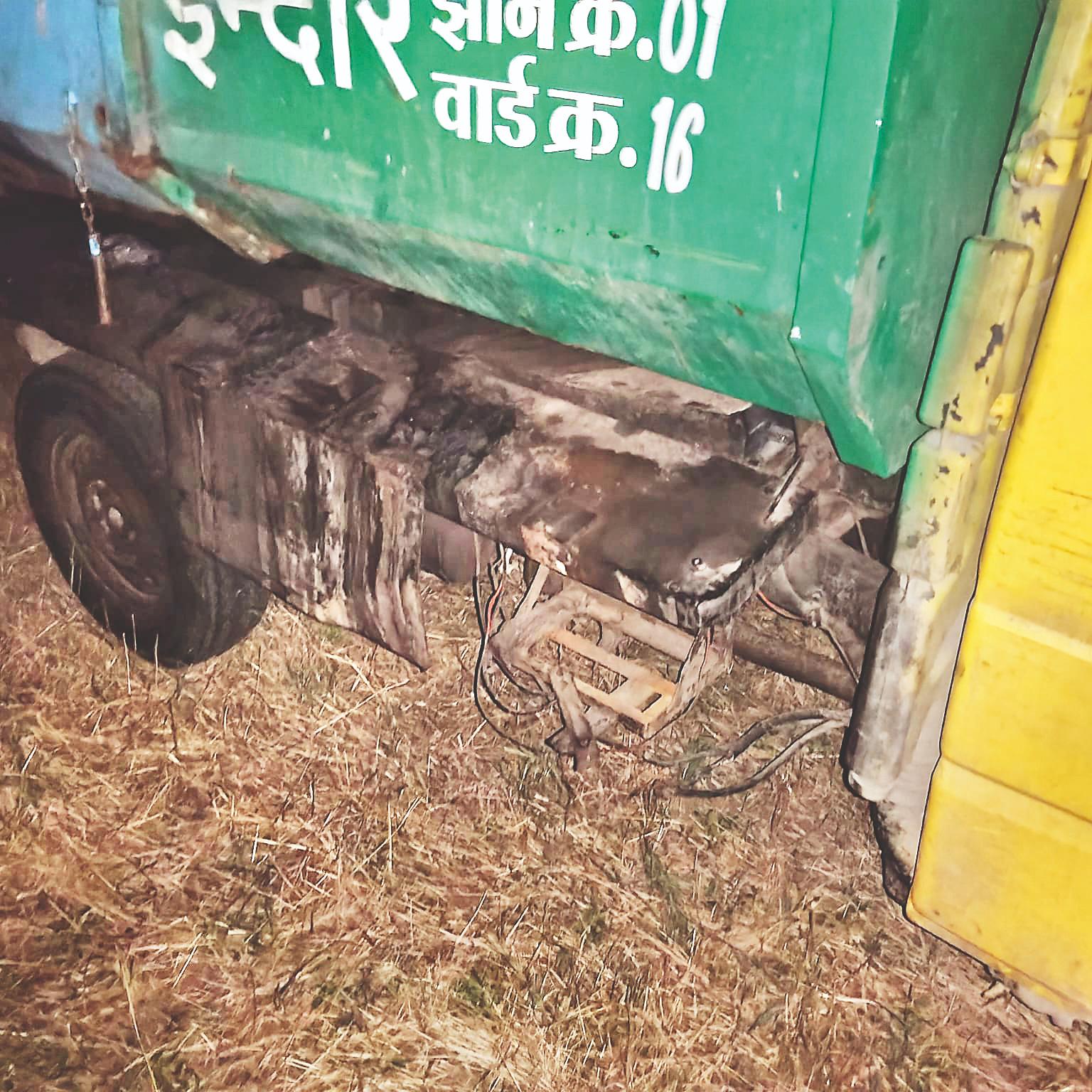 नगर निगम की 11 हल्ला गाड़ियों से बैटरी चोरी