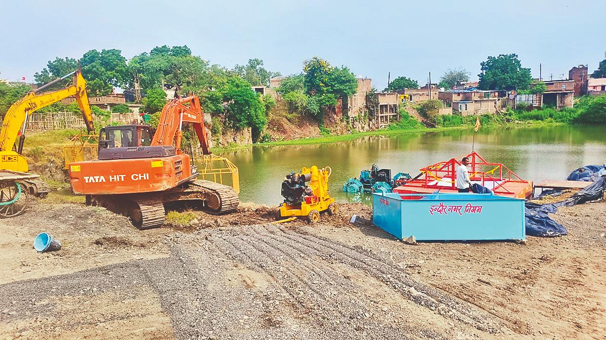 क्रेन और पोकलेन से गणेश विसर्जन...!