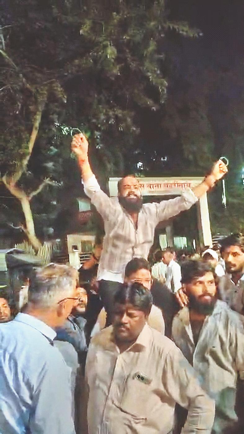 चबूतरा तोड़ा, रहवासियों ने थाना घेरा