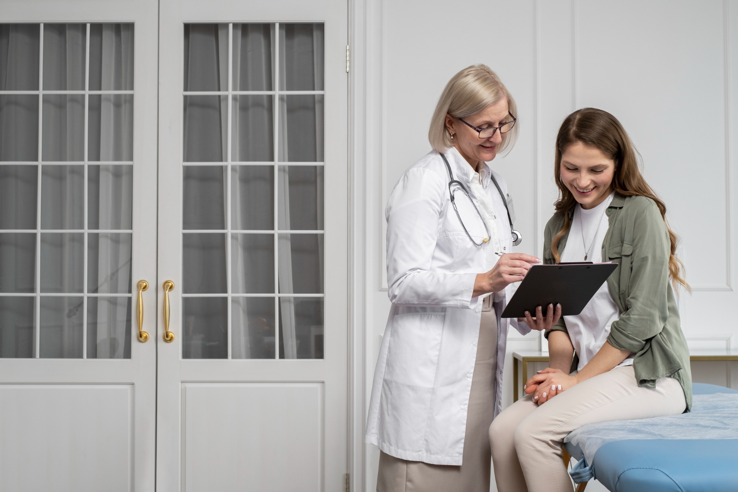  Doctor explaining a vascular scan result to a patient with leg discomfort.