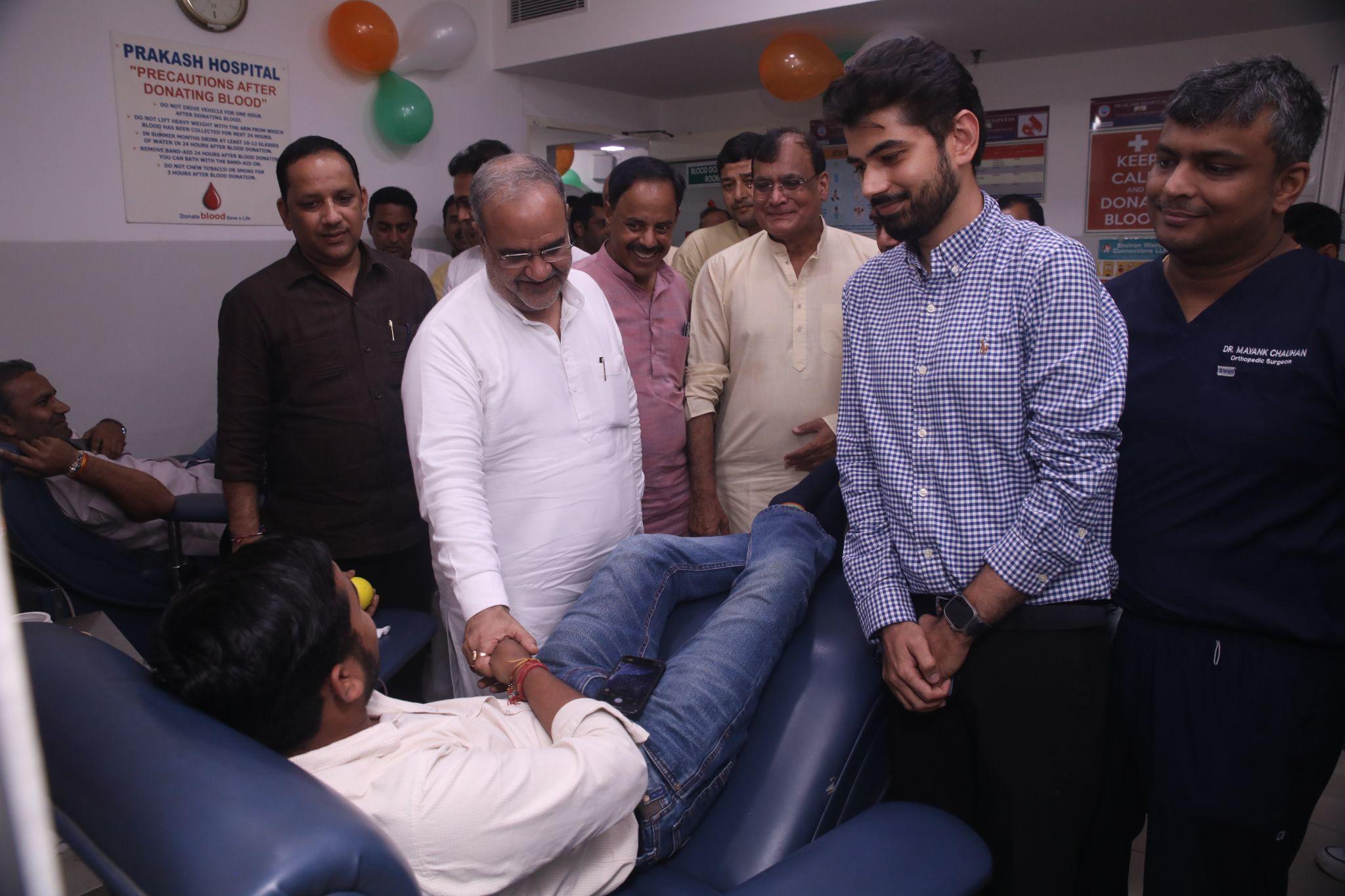 Mr. Bhupendra Chaudhary thanking volunteers for their donation