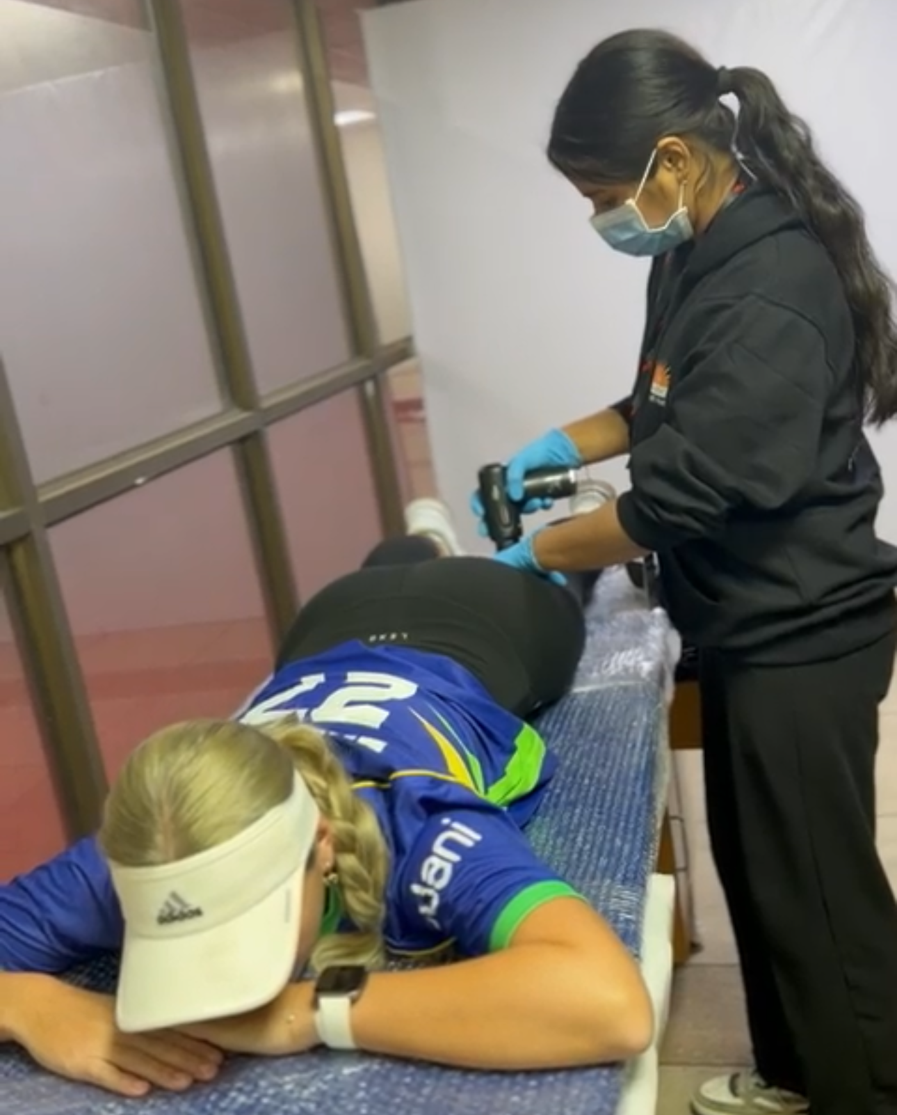 Prakash Hospital’s physiotherapist provides targeted muscle-relief therapy using a Theragun, helping with recovery, stretching and on-ground athlete care.