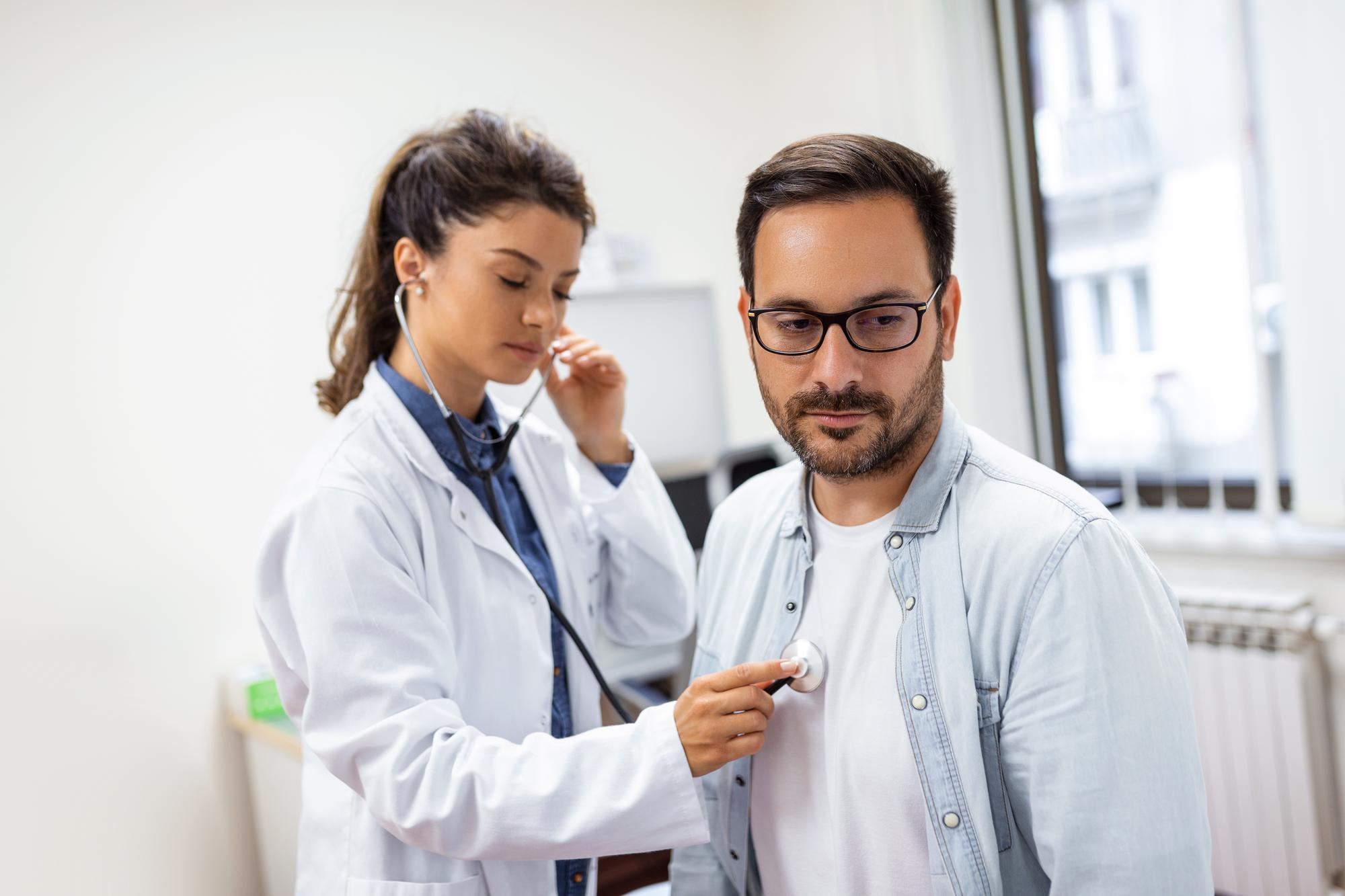 A doctor using a stethoscope to examine a patient’s breathing, representing medical assessment and diagnosis of respiratory conditions such as asthma.