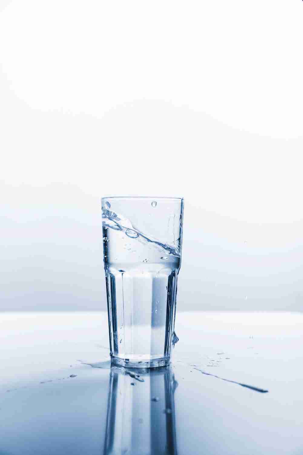  Two glasses side-by-side: one full of water and another empty with a droplet sign above.