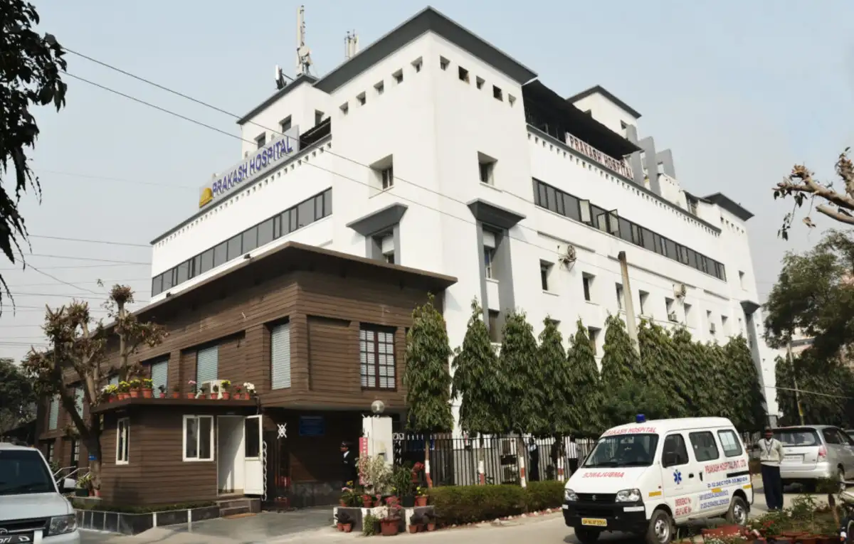 नोएडा में हिप TB और एवस्कुलर नेक्रोसिस का सफल इलाज:मरीज को पैरों पर किया खड़ा, कई अस्पतालों ने सर्जरी करने से किया था मना