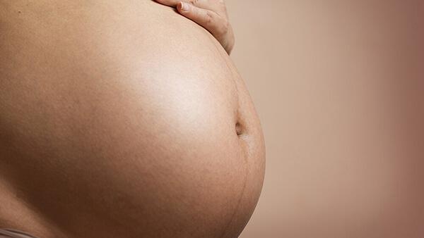 Können während der Entbindung entstehende Risse im Unterleib vermieden werden?
