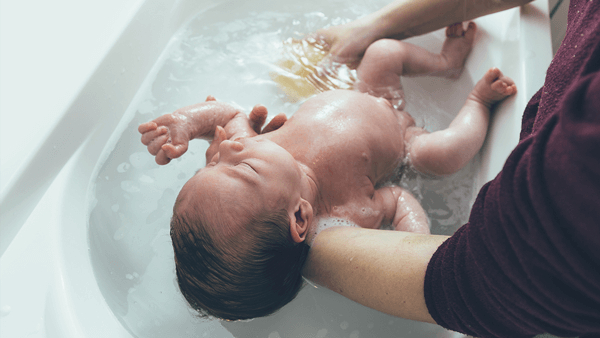Bañando al bebé por primera vez