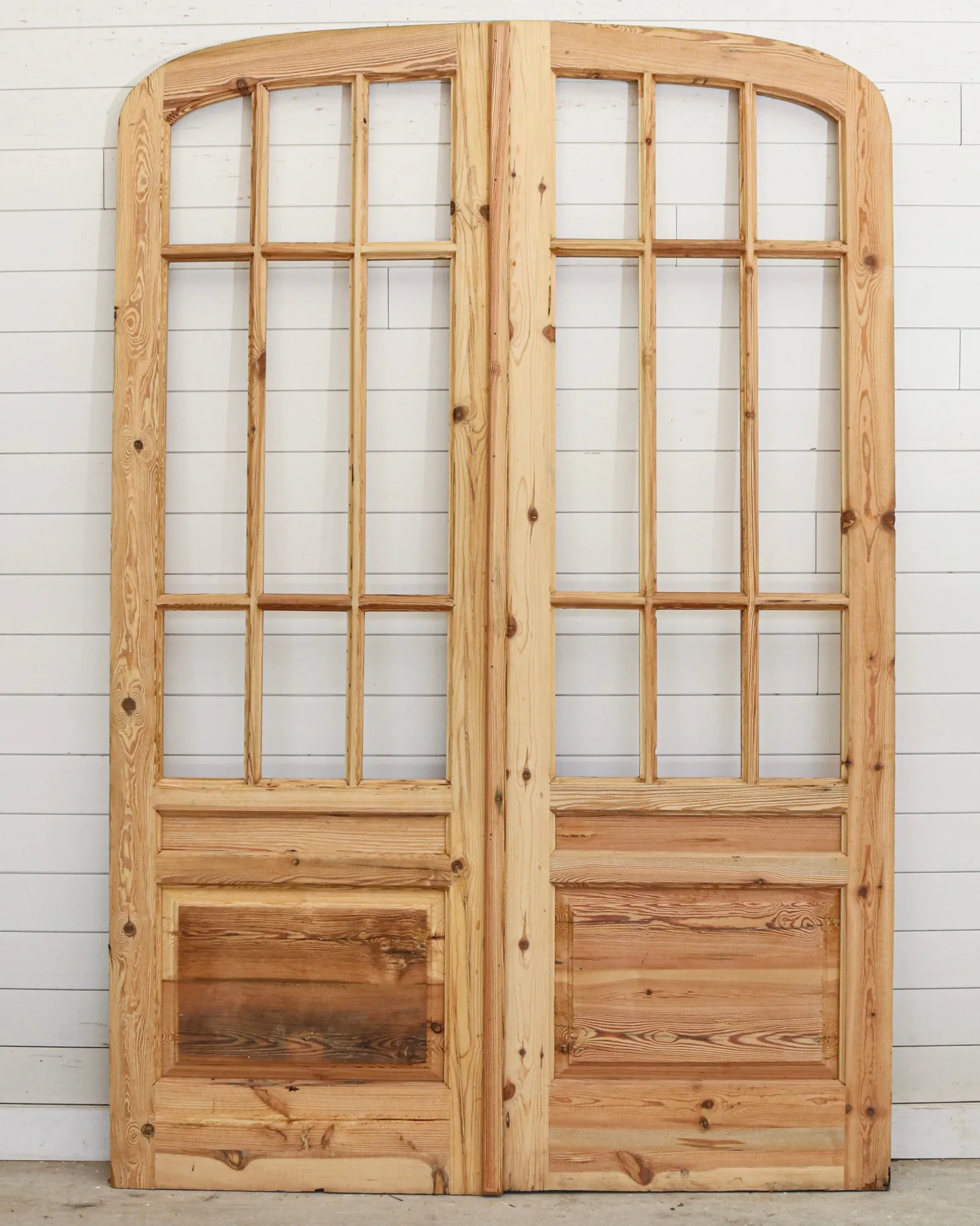 SIGNATURE ARCHED FRENCH SET WITH GLASS