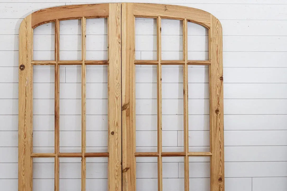 SIGNATURE ARCHED FRENCH SET WITH GLASS