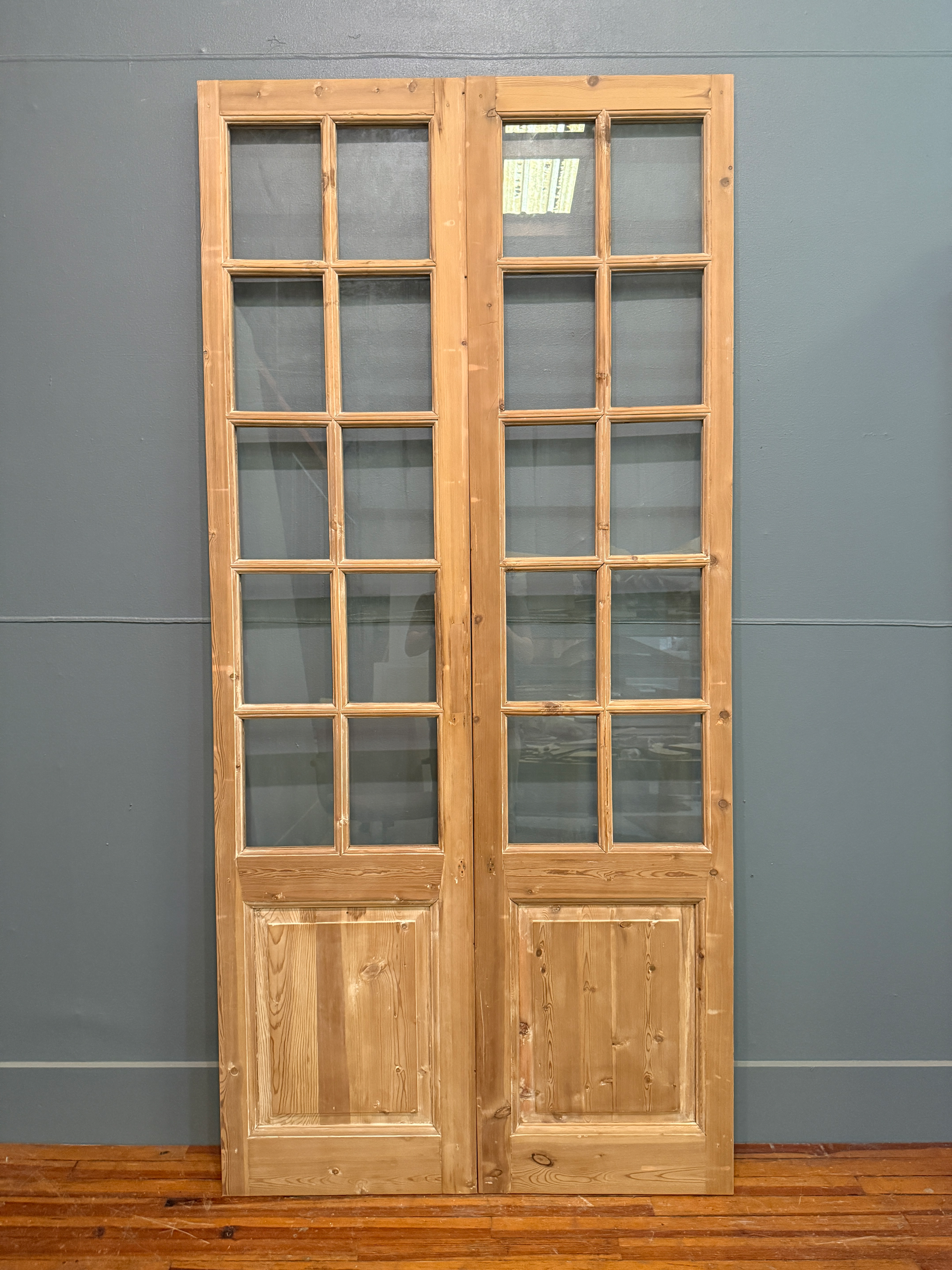 THE NAVARRO PAIR WITH GLASS