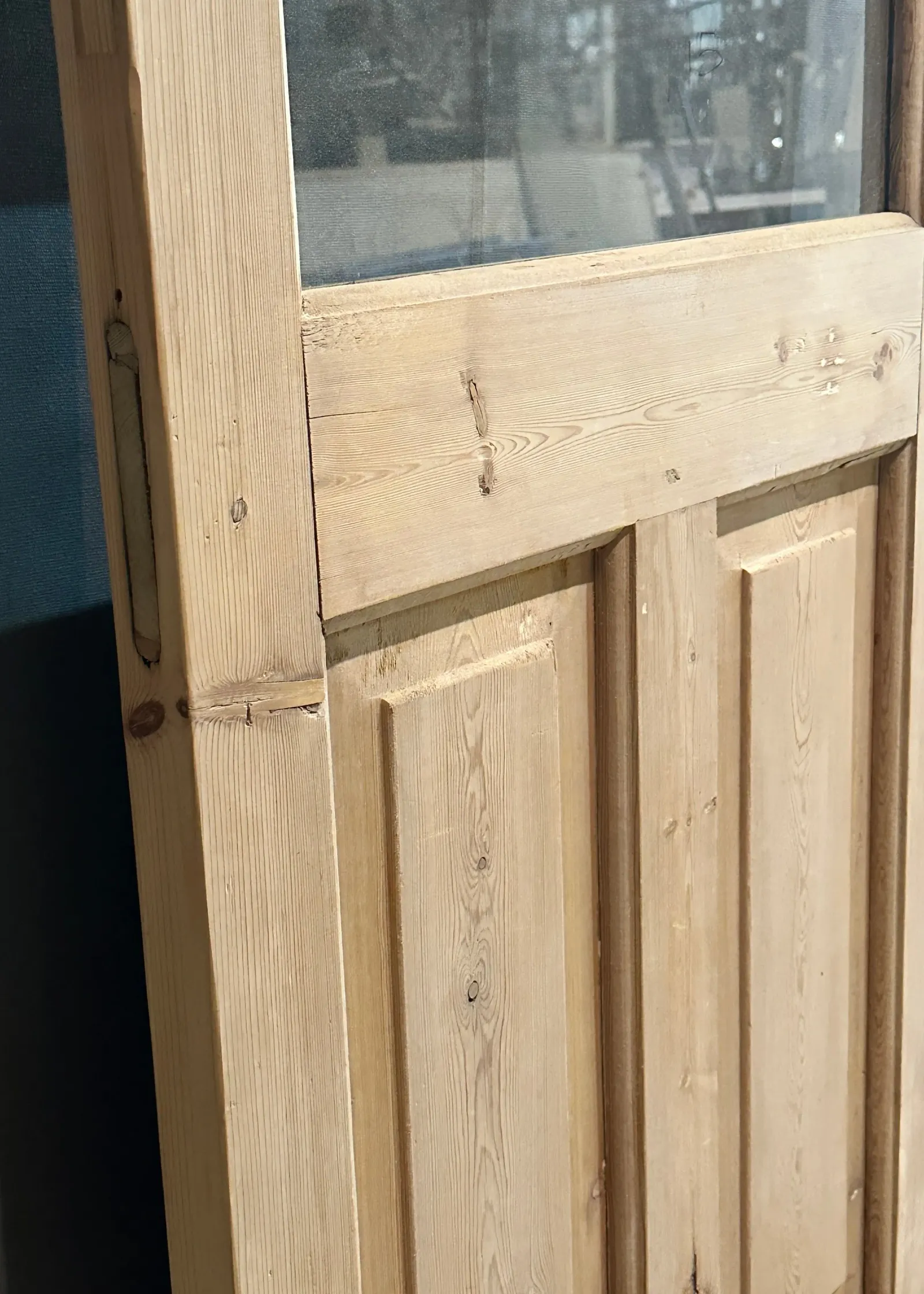 THE LIVELY SINGLE GLASS DOOR