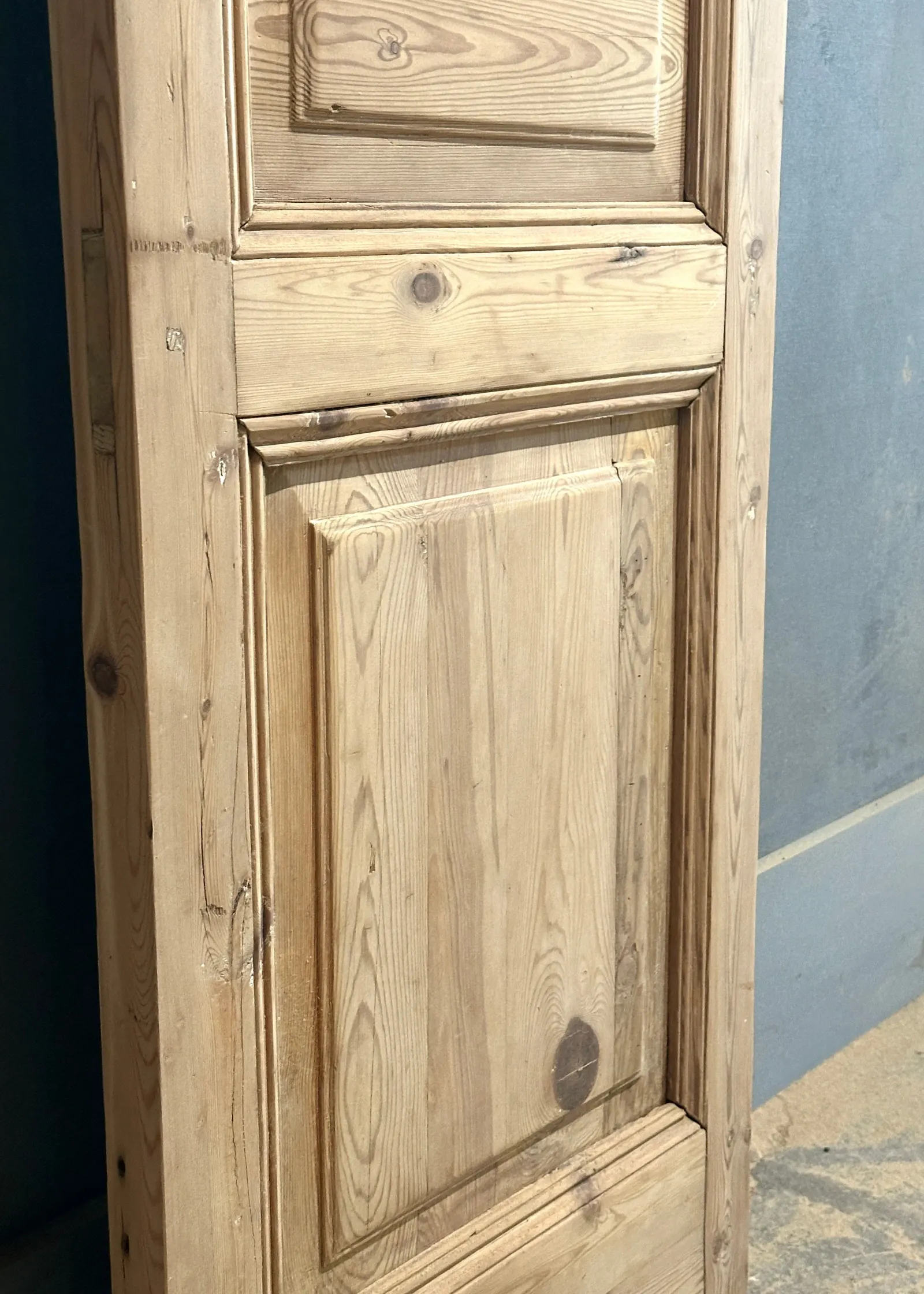 THE CARMENGO SINGLE SOLID DOOR
