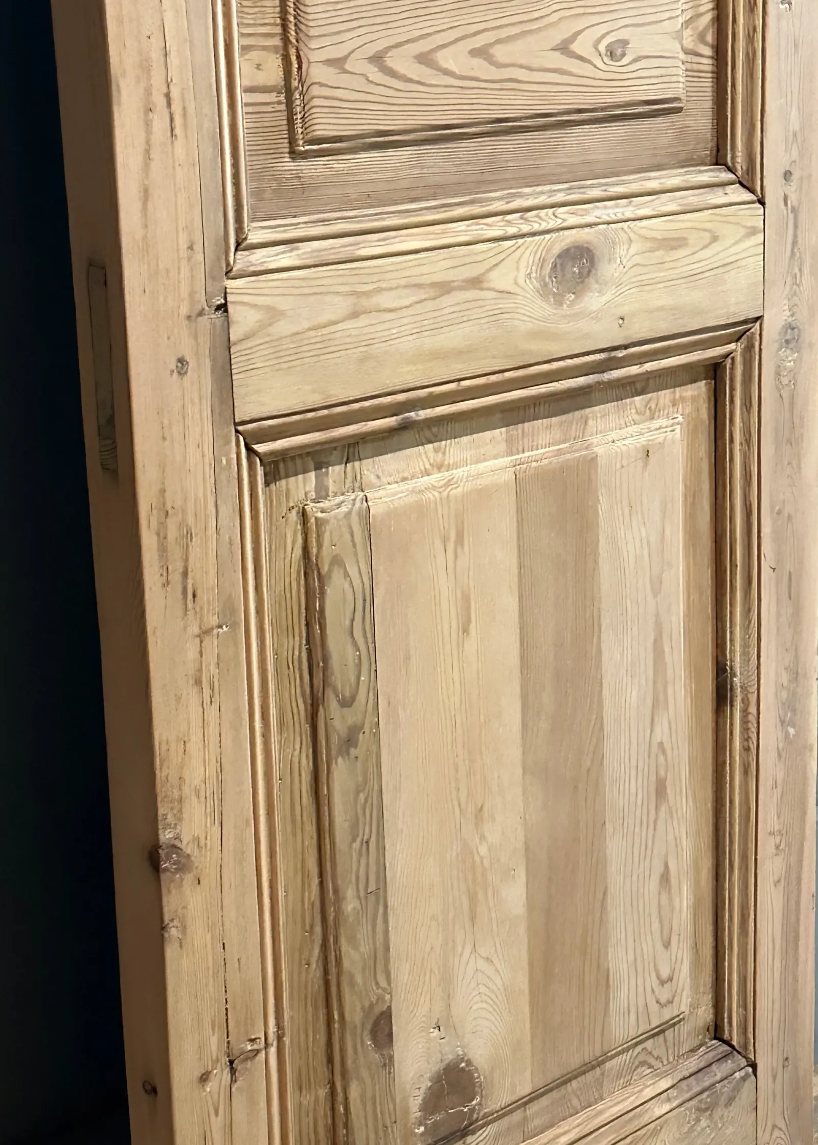 THE CARMENGO SINGLE SOLID DOOR