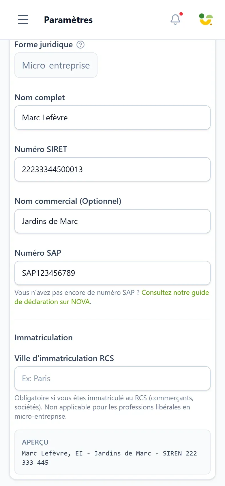 capture de l'écran des informations légales dans les paramètres, montrant les champs d'identité de l'entreprise et l'aperçu en direct du pied de page légal imprimé sur les documents.