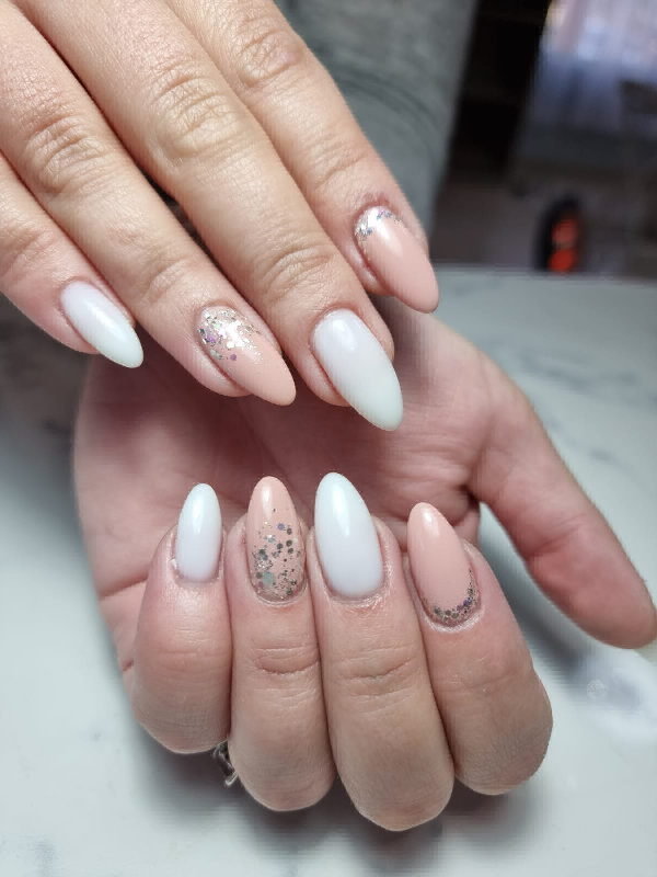 FLOS NAILS AND BEAUTY BAR