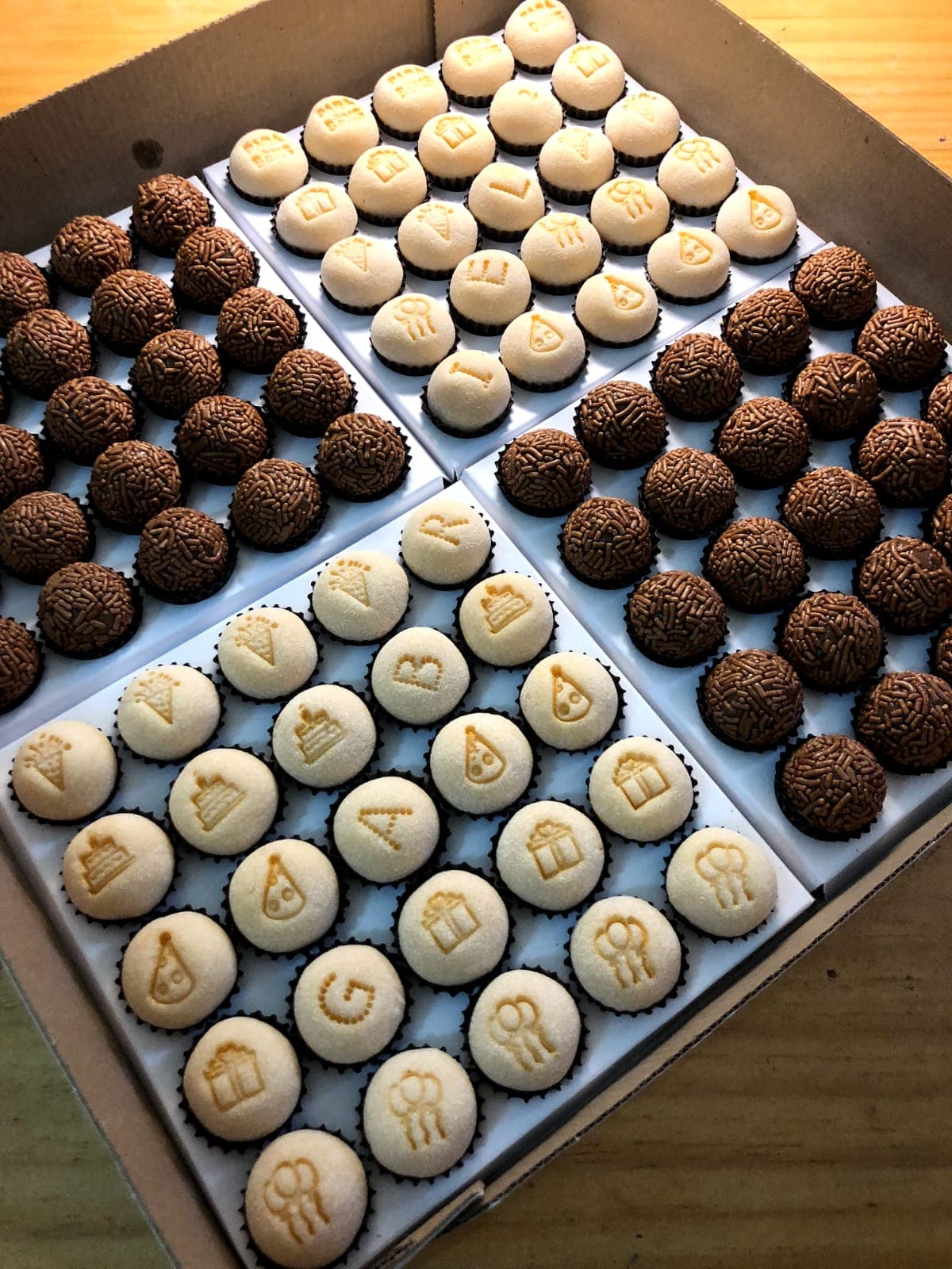 Tropicália Delicatesse | Poços de Caldas (Box de Brigadeiros 100 unidades - Pegue&Leve)