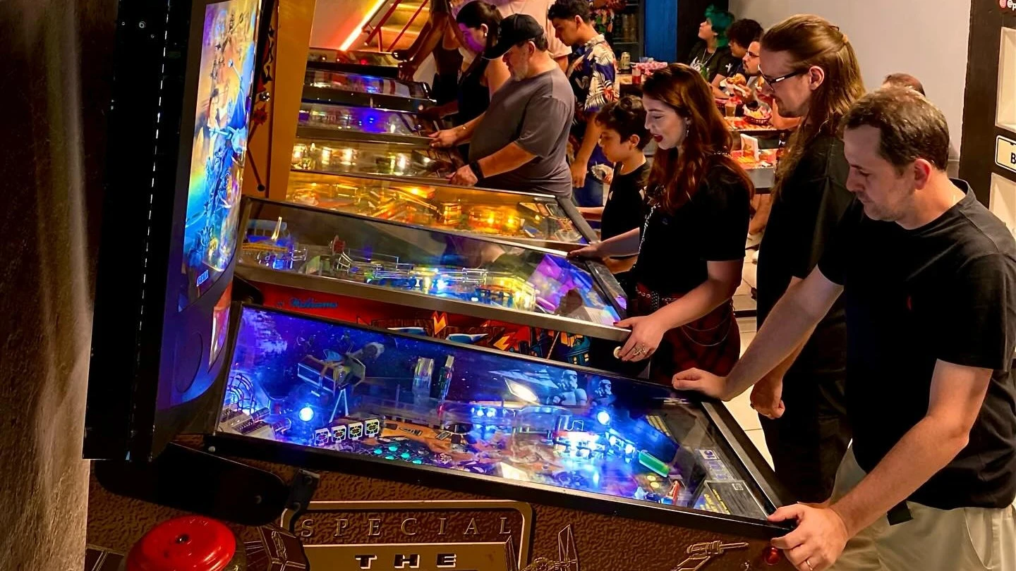 Penidos Bar e Restaurante de Pinball (Ingresso)