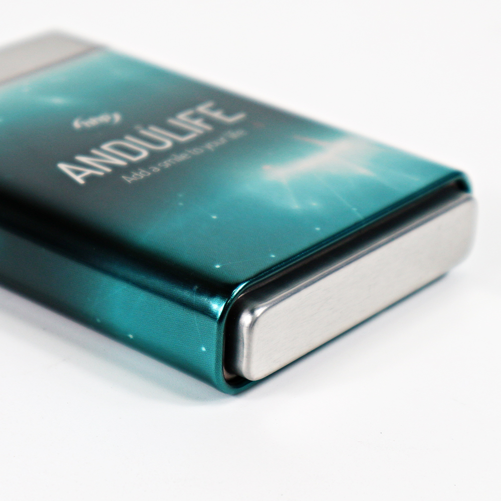 Airtight spice tin box with a secure lid and convenient handle, perfect for easy handling and freshness.