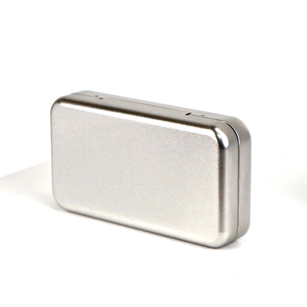 t: A bold-colored cosmetic tin box with a practical hinged lid, perfect for storing makeup or skincare products.