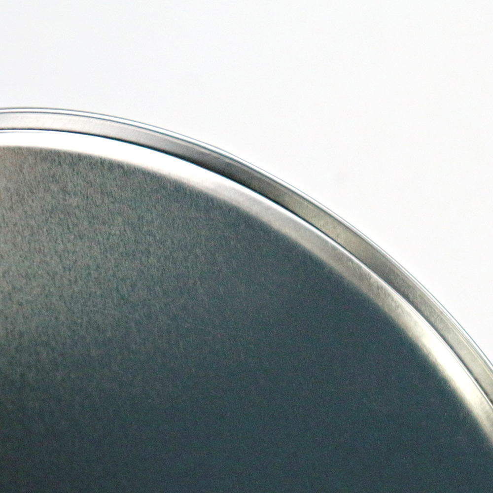 Compact round tin for spices