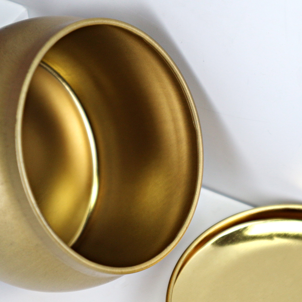 Round tin for candle making