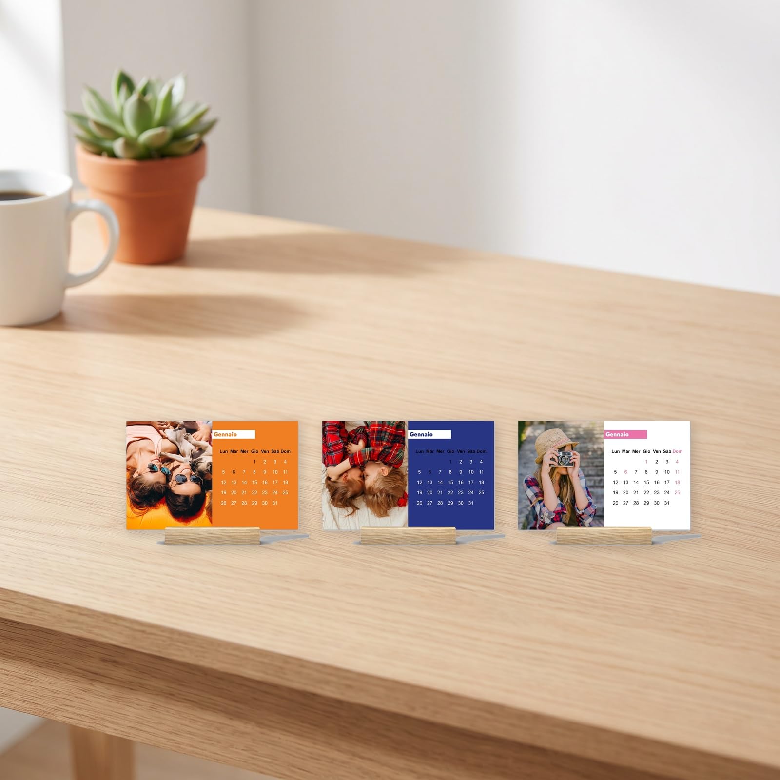 Calendario da tavolo 2027 con base in legno 15x9,5 e 12 foto — 2