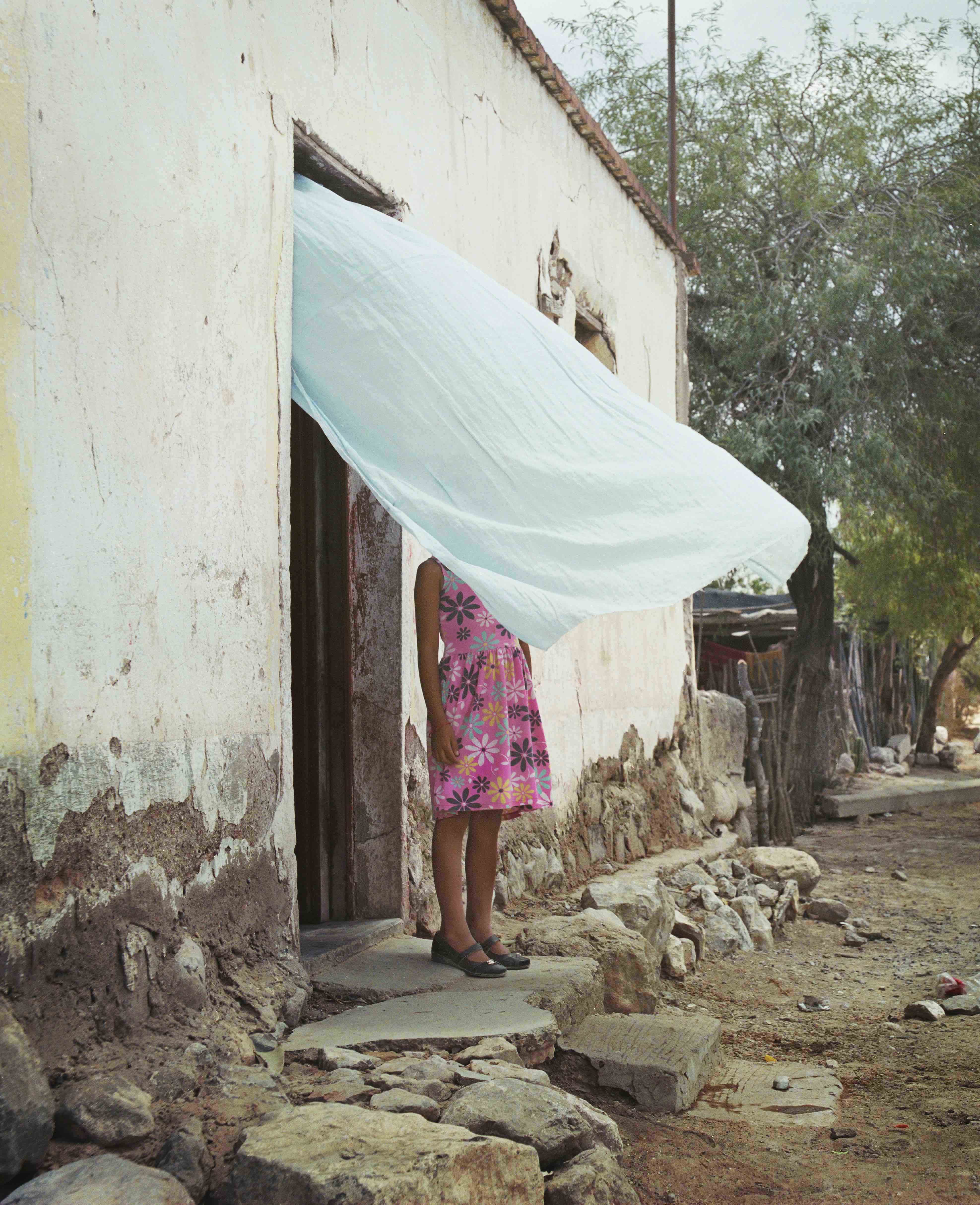 Anne Beentjes, Sin título (El viento) de la serie 'Una Extraña Invasión' 2018, fotografía análoga. Cortesía de la artista y de Kino