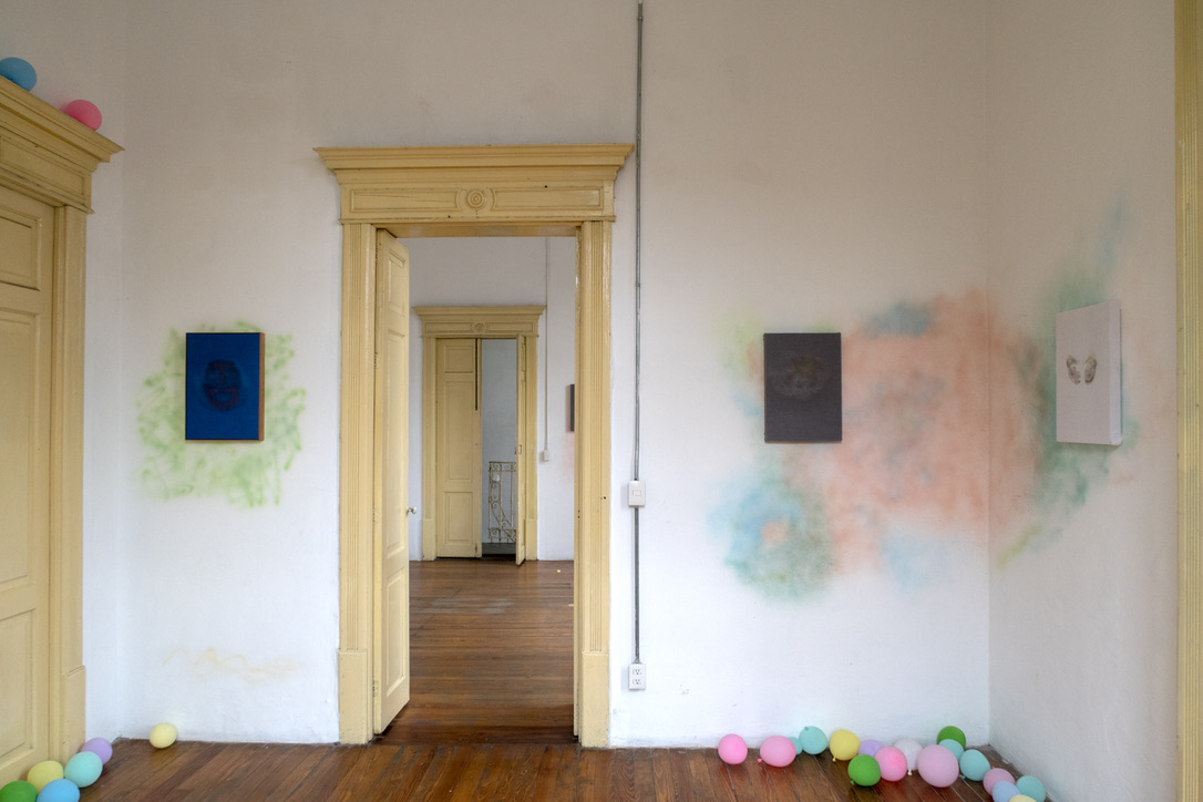 Vista de la exposición Soy un extraño para Dios/ para la policía/ para mí mismo… y para mis amigos, Juan Caloca, 2020, Estudio Marte. Cortesía del artista