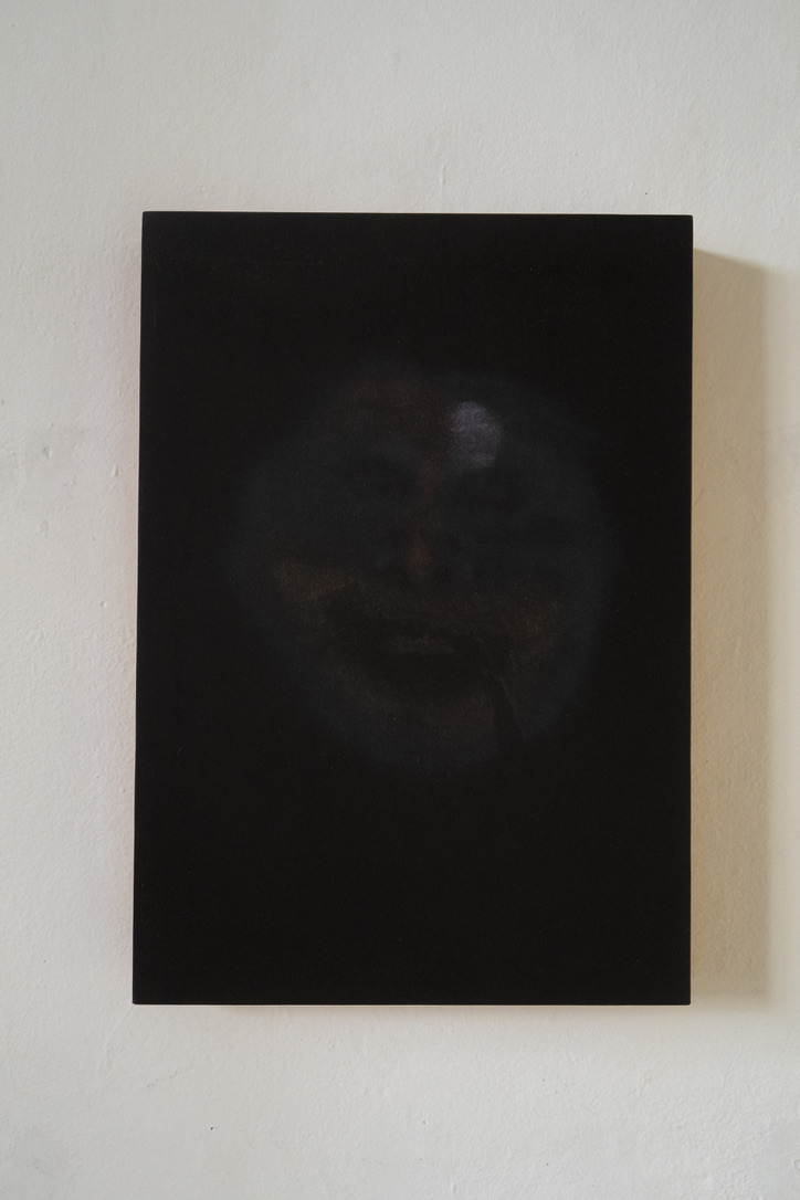 Vista de la exposición Soy un extraño para Dios/ para la policía/ para mí mismo… y para mis amigos, Juan Caloca, 2020, Estudio Marte. Cortesía del artista