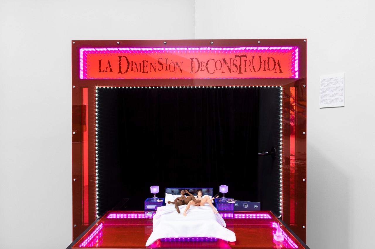 Romeo Gómez López, La Dimensión Deconstruida, 2020. Instalación: teatro guiñol, títeres de silicón y escenografía de acrílico. Foto cortesía de Salón Silicón y kurimanzutto
