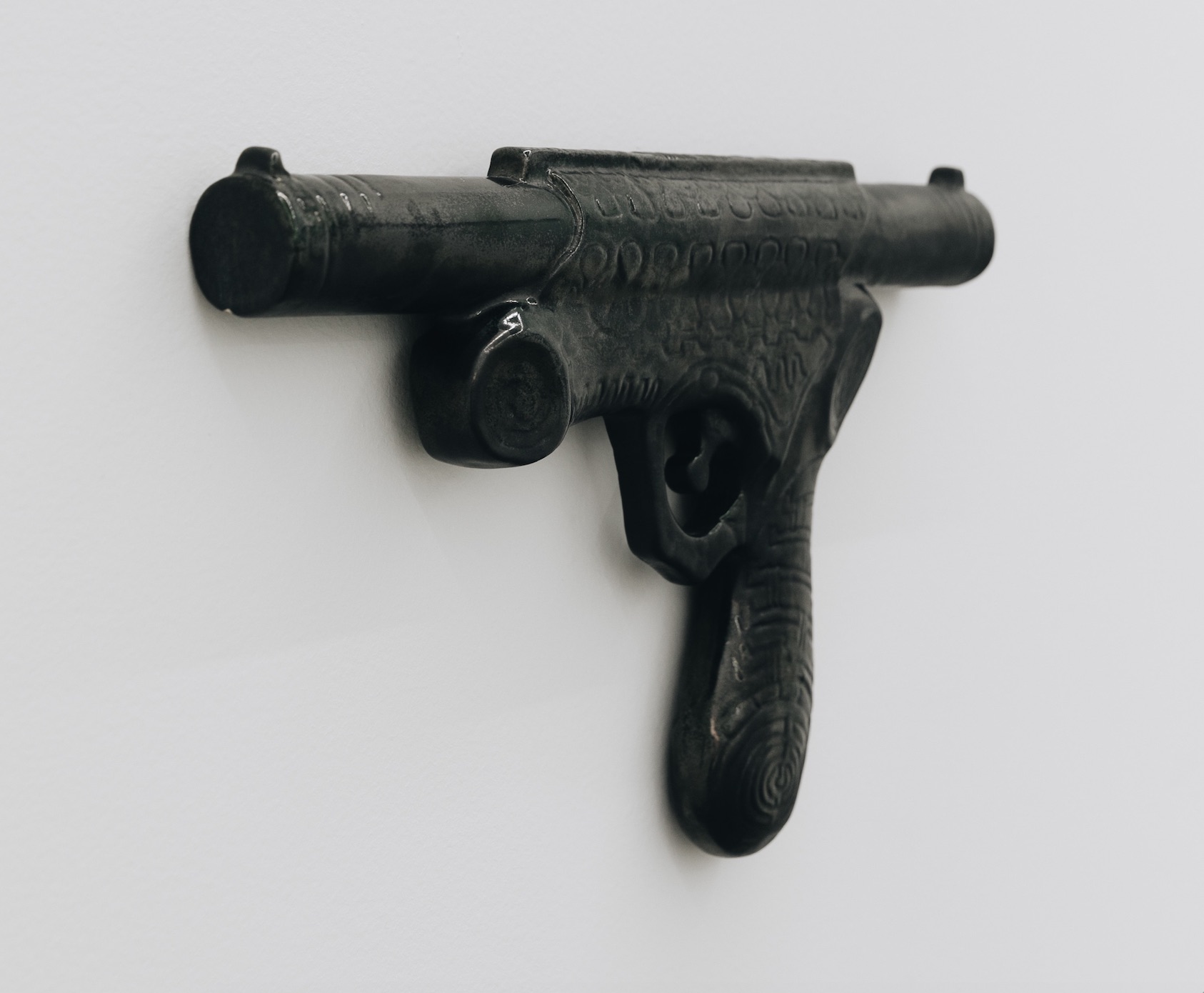 Luis Miguel Suro, Assassination - Suicide Pistol Series, 1997. Cortesía de Galería Enrique Guerrero