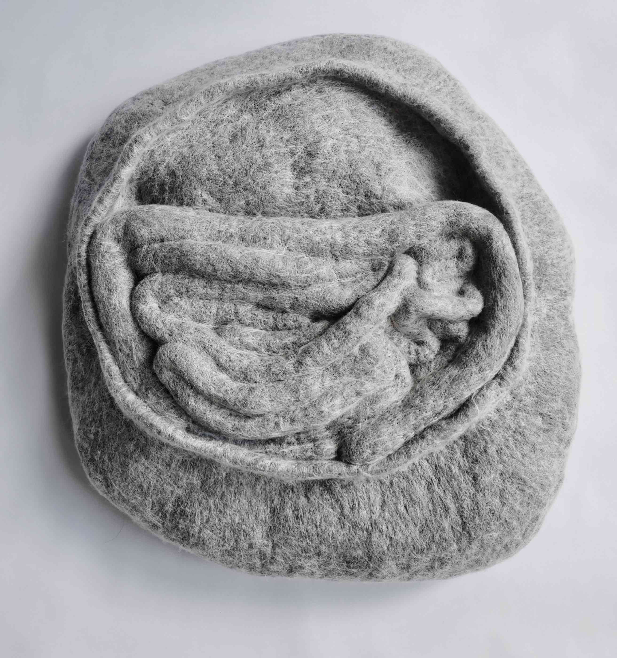 Paloma Rosenzweig, Tripas, lana de borrego merino afieltrada en seco y estructura de alambre, 60x55x15cm. Cortesía de la artista y Bóca. Foto: Andrea Bustillos