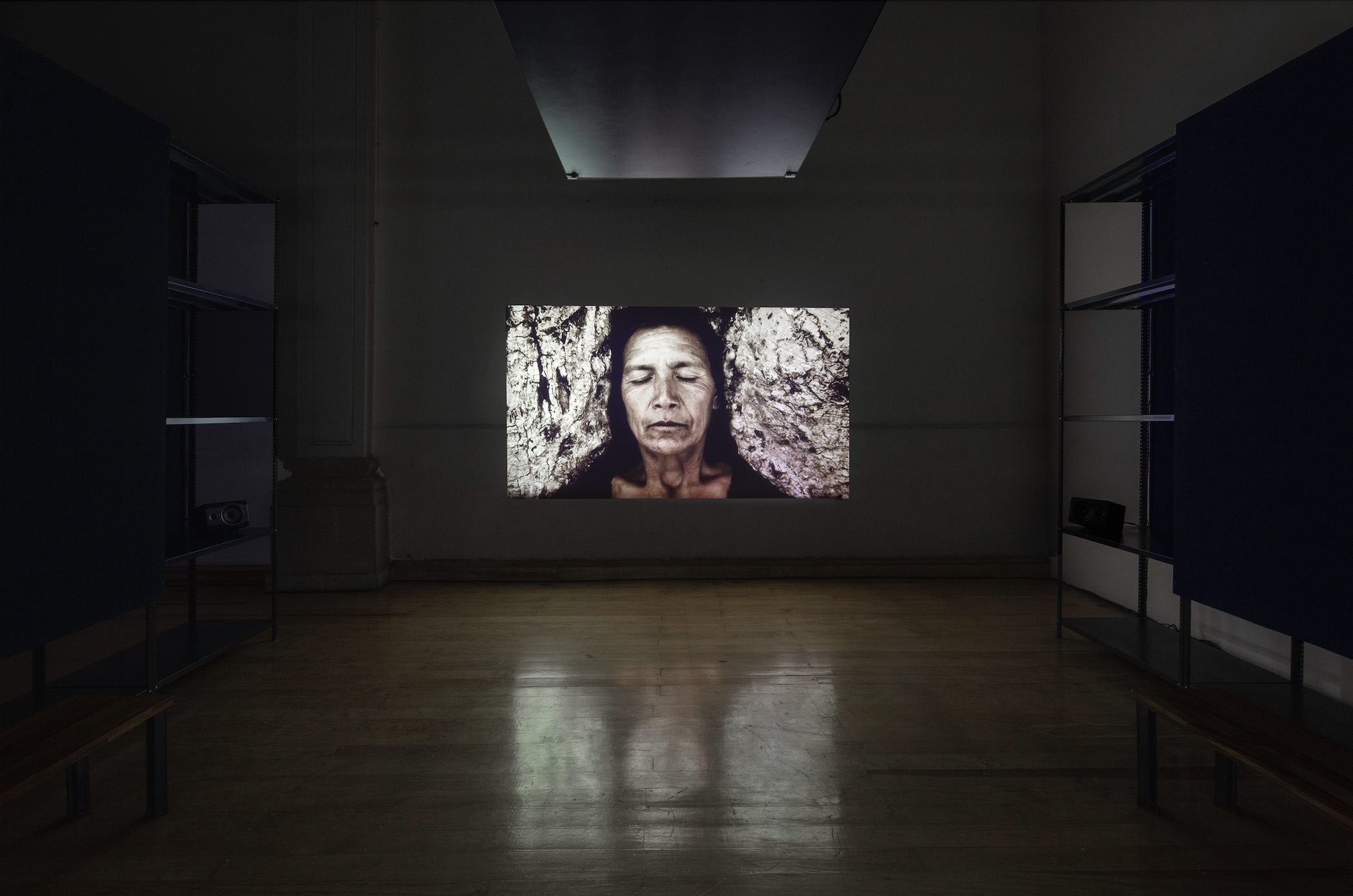 Shirin Neshat, Tooba, 2002 en El Verano que nunca fue. Cortesía del Laboratorio Arte Alameda y la CIAC. Foto: Ramiro Chaves